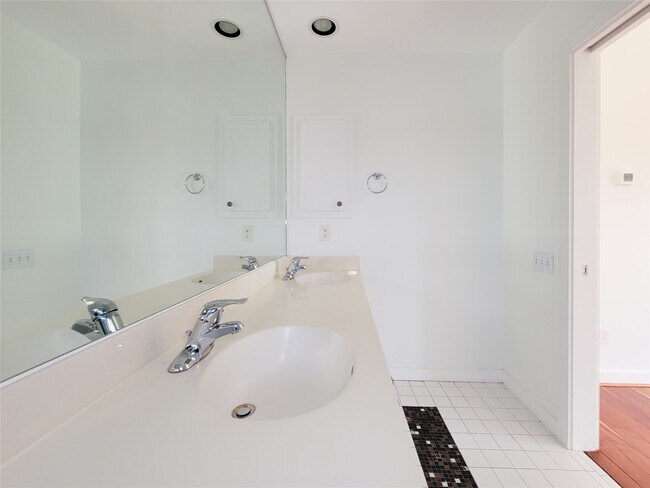 Building Photo - 2605 Calumet St