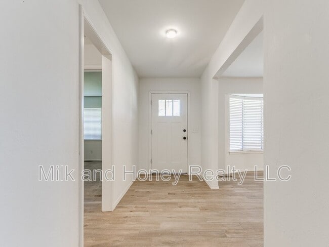 Building Photo - 3004 Kent Dr
