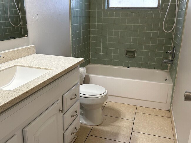 Building Photo - Sub-Lease 3/2 in Northwood