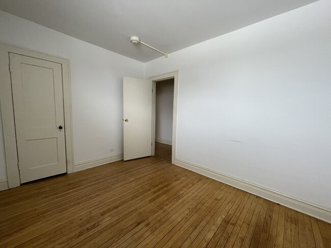 Building Photo - 28W573 Stafford Pl