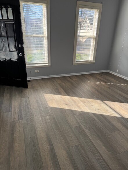 Building Photo - 482 Stella St