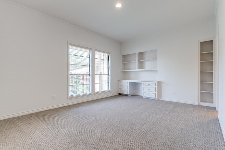 Building Photo - 3201 Saint Johns Dr