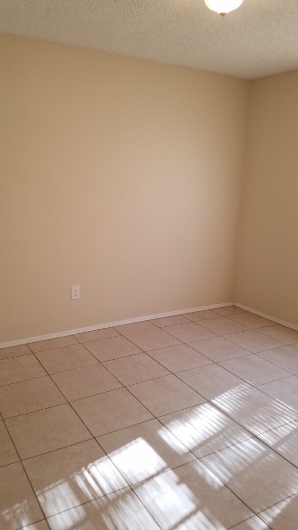 Building Photo - Nice 3 Bedroom 2 Bath home with Large Yard  Close to Jupiter Elementary