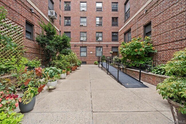 Building Photo - 117 Seaman Ave