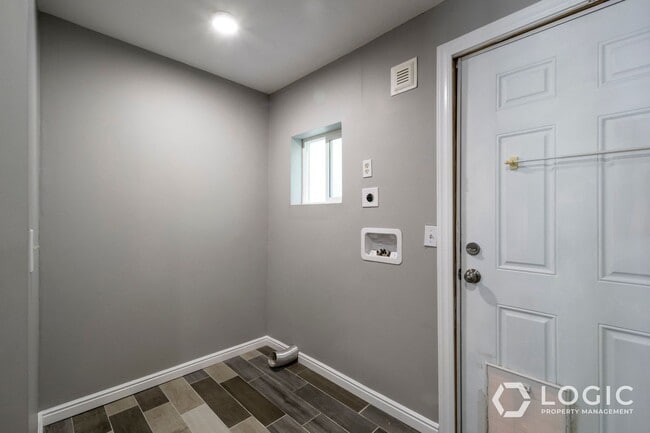 Building Photo - Stunning Single Family Home In Excellent L...