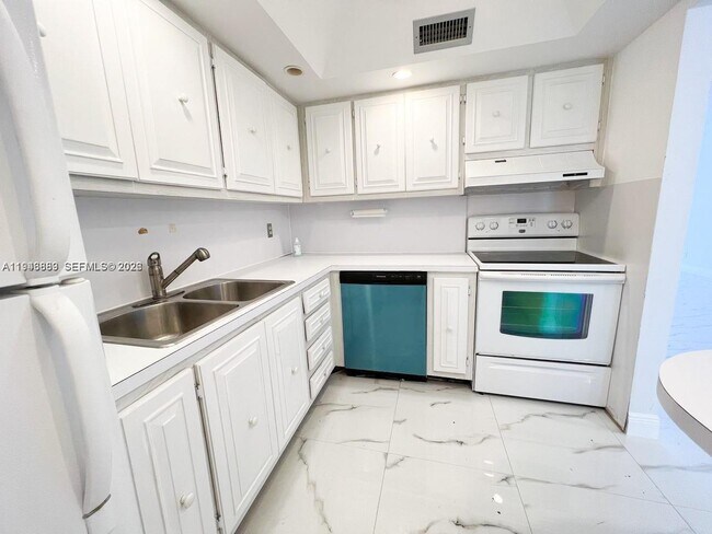 Building Photo - 6395 Bay Club Dr