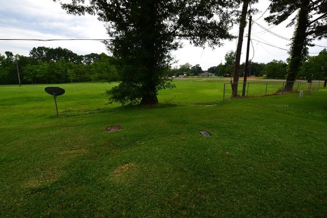 Building Photo - 1110 Willow Creek Dr