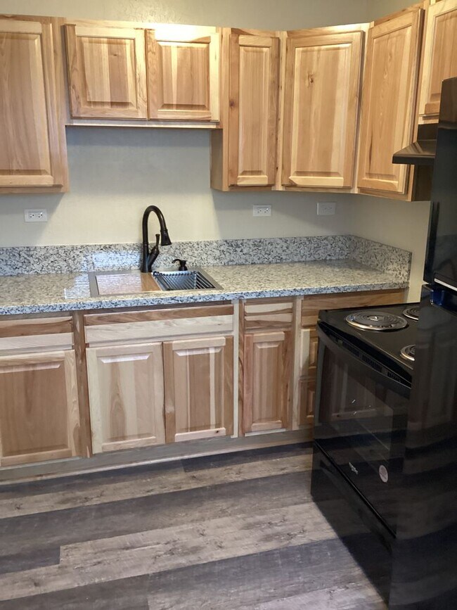 Building Photo - Newly Remodeled Single Level Apartment in Lebanon Oregon!
