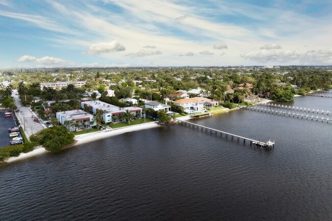 Building Photo - 1432 S Lakeside Dr