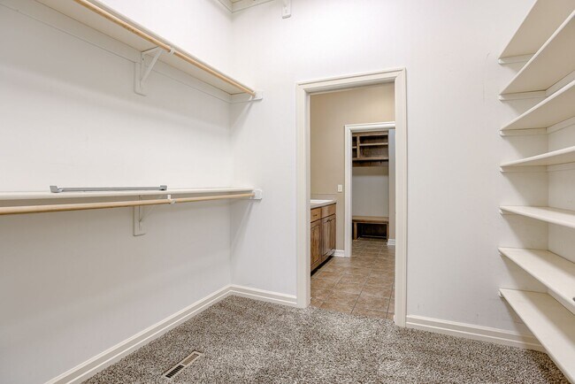 Building Photo - Beautiful 4 Bedroom In Shadow Lake!!