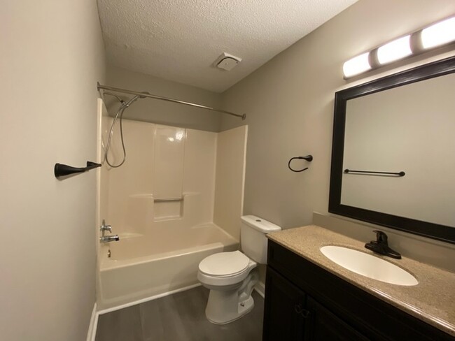 Building Photo - 2 Bedroom, 2 Bath condo