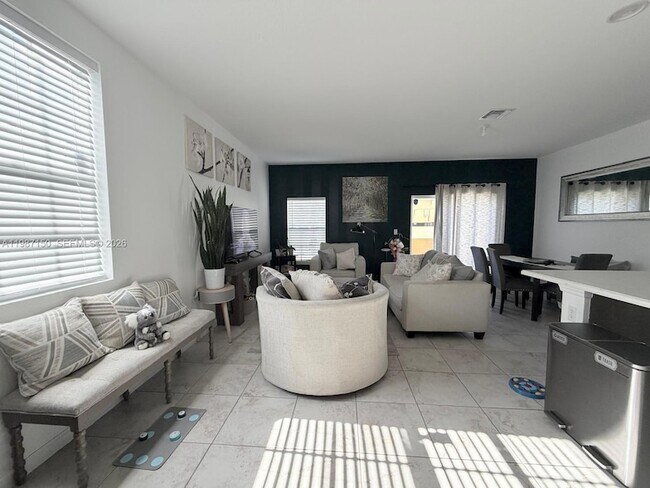 Building Photo - 4002 NW 11th Ct