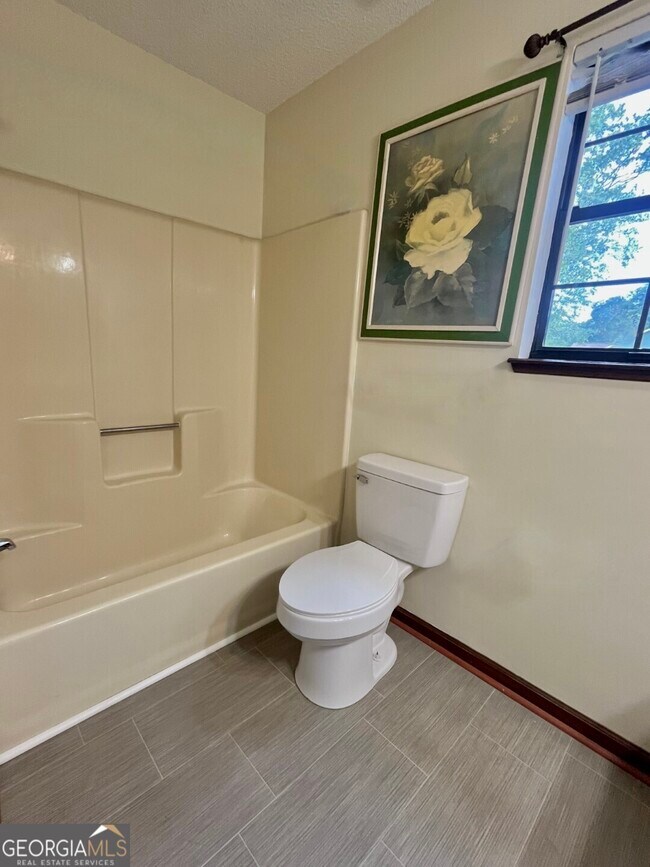 Building Photo - 204 Tanglewood Dr