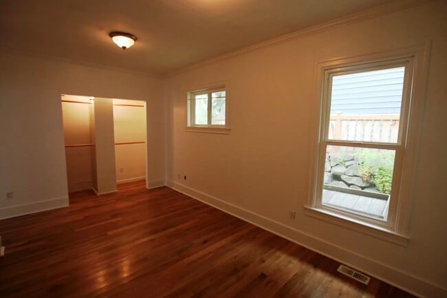 Building Photo - Lovely Craftsman Style Home Ballard !