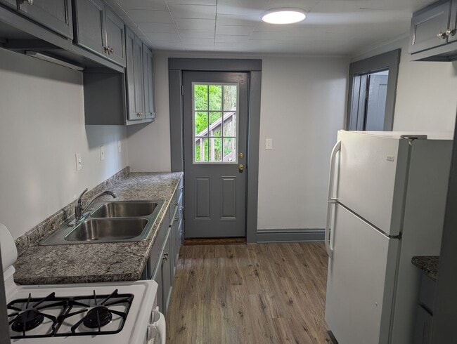Building Photo - Newly Remodeled 2nd floor Apartment with v...