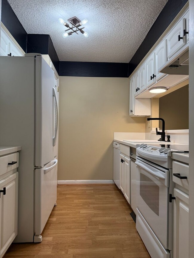 Building Photo - 10 Hampshire Cir