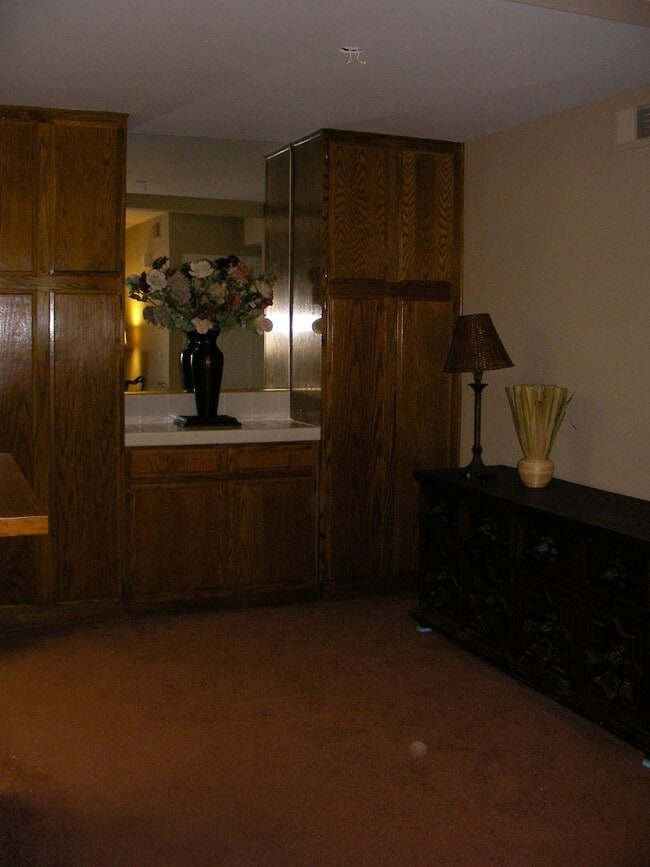 Building Photo - Ground Floor Condo - Available For Lease!