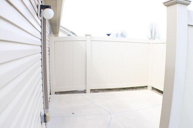Building Photo - 2206 Shamrock Ln