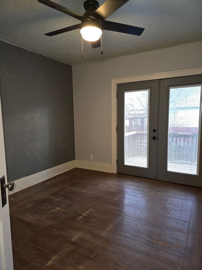 Building Photo - Big Tree Charmer 2 bed 1 bath.