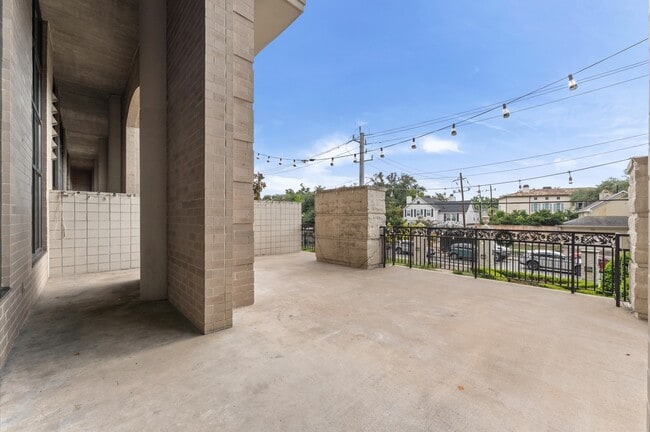 Building Photo - 1005 S Shepherd Dr