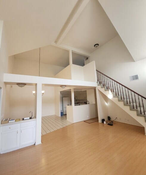 Building Photo - 5420 Sylmar Ave