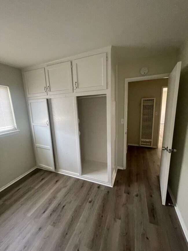 Building Photo - Comfortable Living in Mojave - Move In Ready 2bd & 1bth - Big Backyard