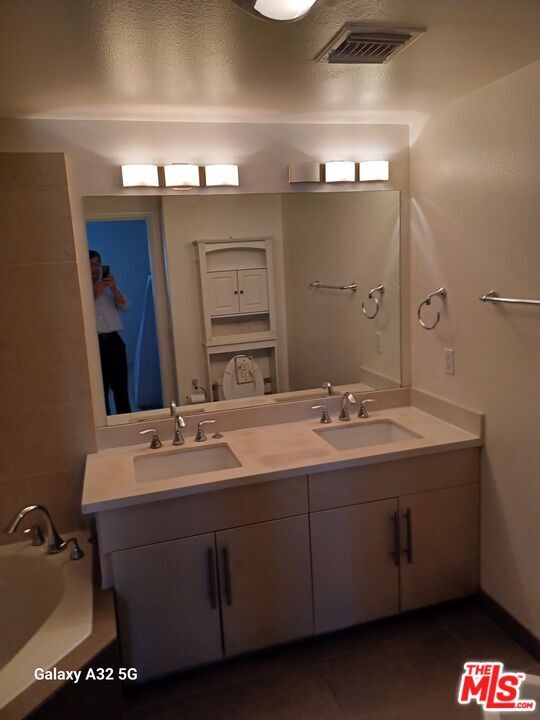 Building Photo - 733 S Manhattan Pl