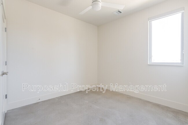 Building Photo - 934 Hangar Dr