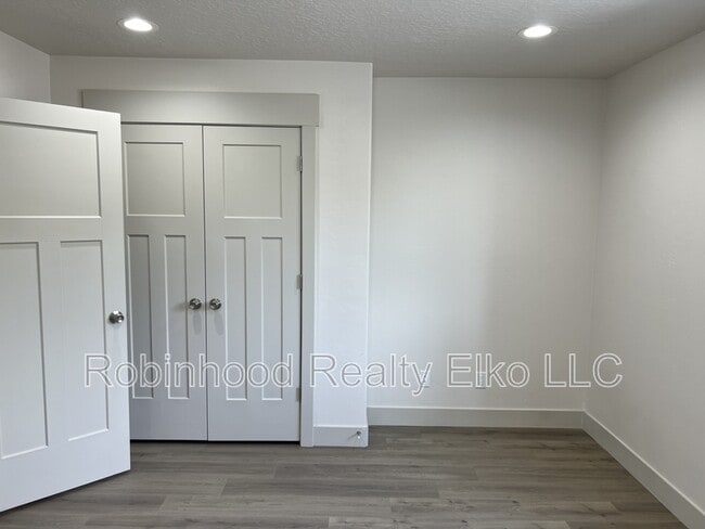 Building Photo - 2433 5th St