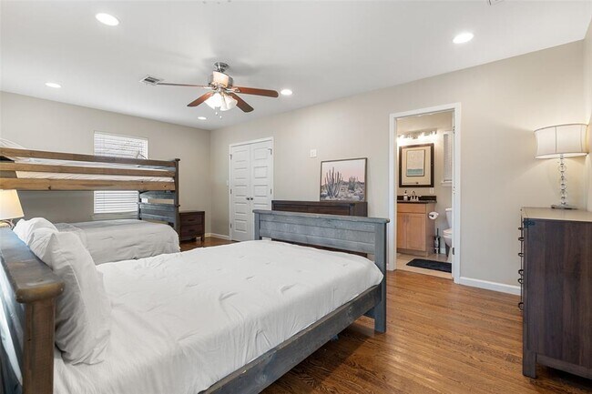 Building Photo - 3504 Speedway