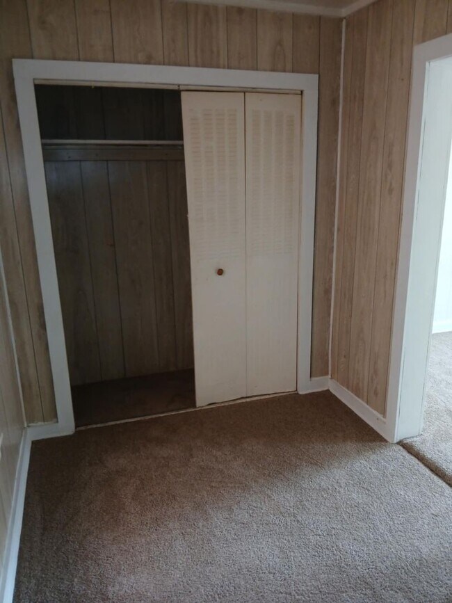 Building Photo - Spacious 3 Bedroom House Located in North ...