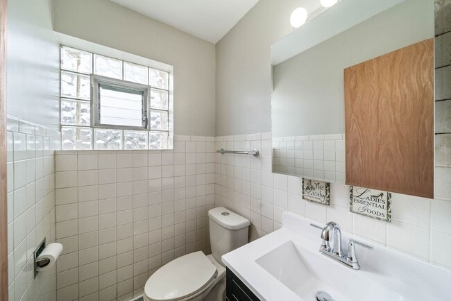 Building Photo - 27 E Thorndale Ave