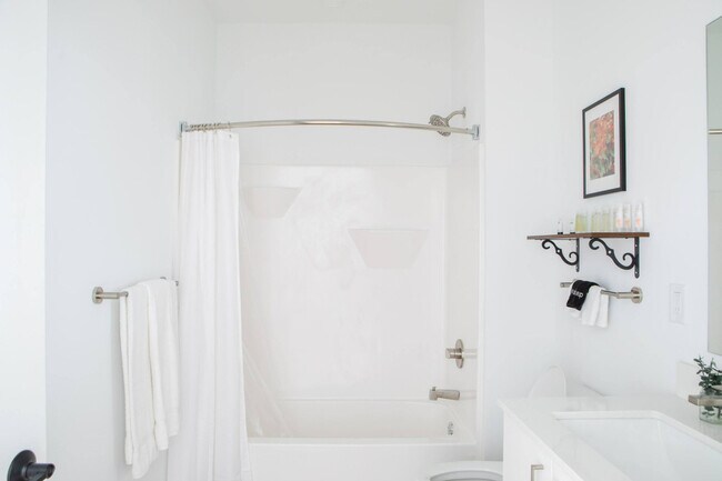 Building Photo - 1237 N Van Buren St