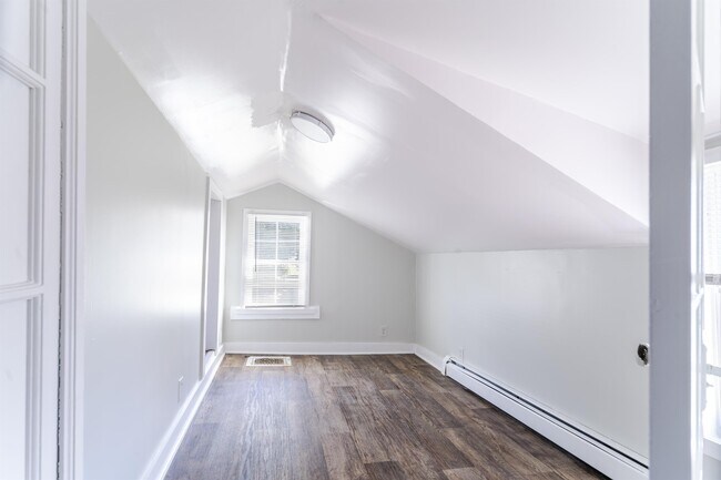 Building Photo - 874 6th Ave
