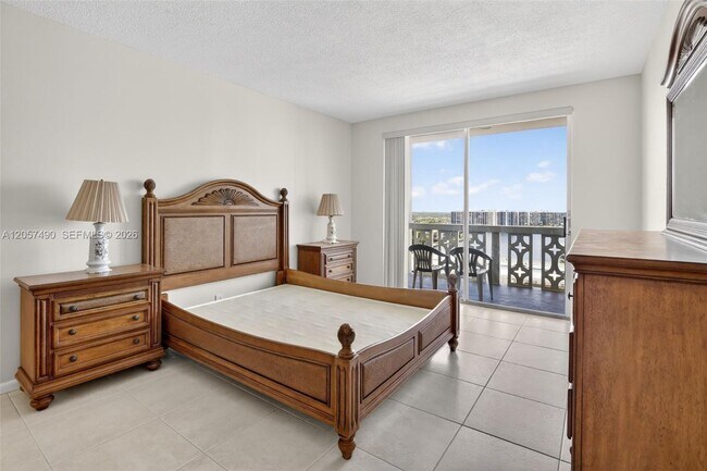 Building Photo - 1817 S Ocean Dr