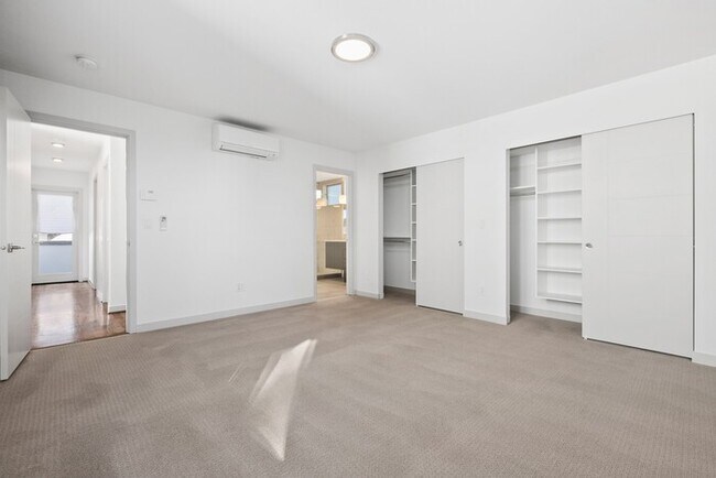 Building Photo - Impeccable Greenwood Townhome with Air Con...