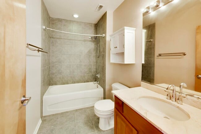 Building Photo - 6 S Laflin St