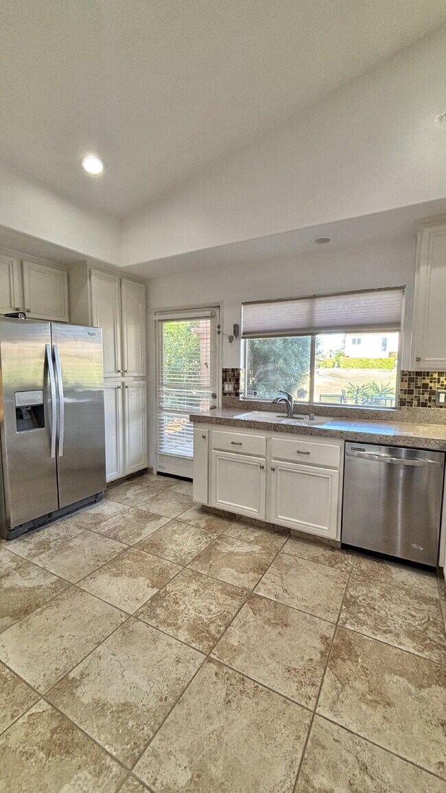 Building Photo - 3 Bedrooms and 2.5 Bathrooms Home on 7th Tee!