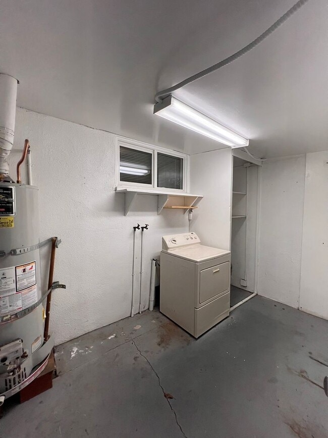 Building Photo - Cozy Cottage with large fenced yard, patio