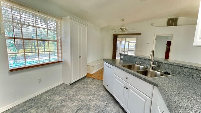 Building Photo - 3 BR , 2 Bath Annual Screened Pool Home Available