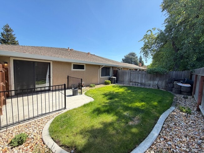 Building Photo - Well Maintained Duplex