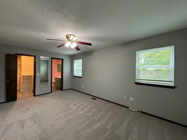 Building Photo - 3604 Jim Robison Dr