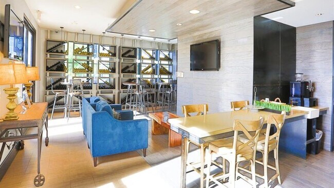 Building Photo - 2625 E Camelback Rd