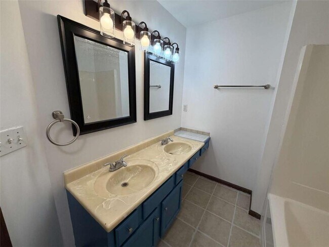 Building Photo - 1702 Pine Tree Dr