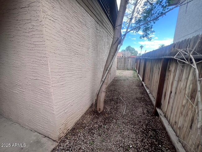 Building Photo - 526 S Mesa Dr