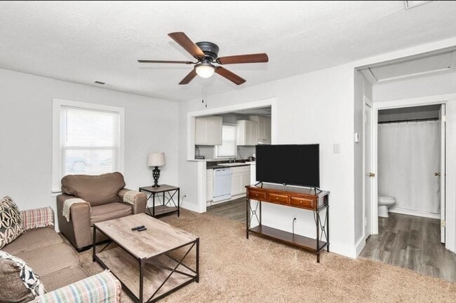 Building Photo - 2 Bed • 1 Bath • Central Location