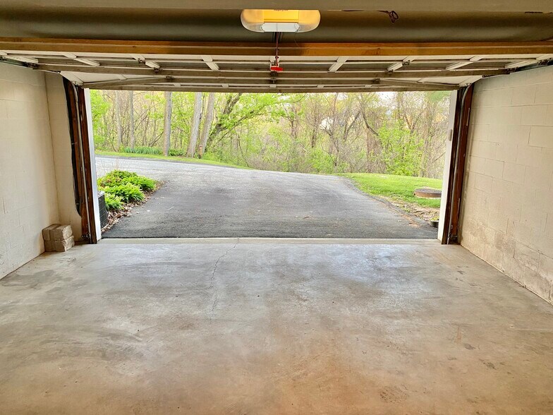 Building Photo - 202 Meadowview Dr