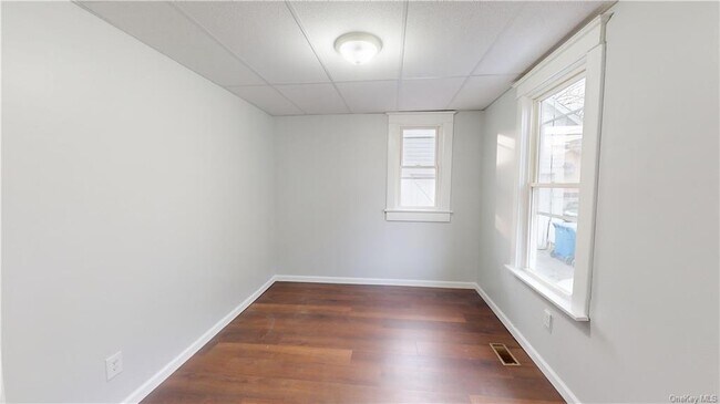 Building Photo - 18 Chestnut St