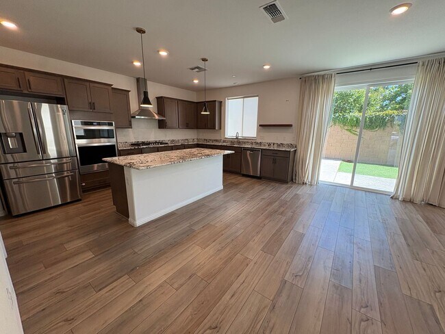 Building Photo - 3 bedroom 2.5 Bath with Solar in Brentwood