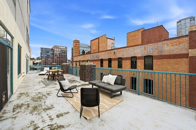 Building Photo - 910 W Madison St